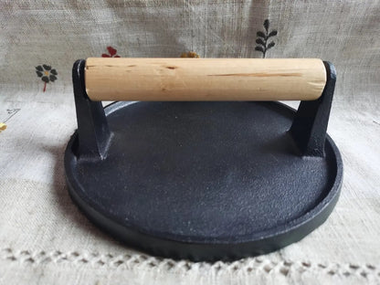 Heavy-Duty Iron BBQ Grill Press for Bacon, Meat and Griddle Cooking - 18Cm meat board